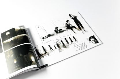 Otwarta książka, z lewej czarno białe zdjęcia, z prawej rysunki postaci w ruchu.