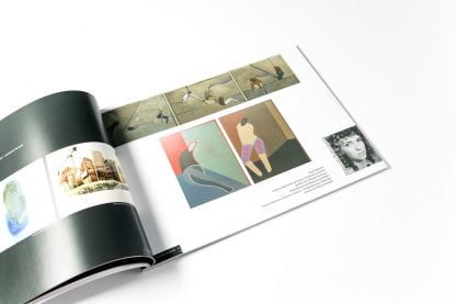Otwarta książka z kolorowymi zdjęciami prac dyplomantów.