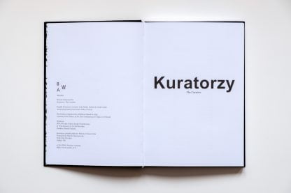 Strona tytułowa książki z czarnym napisem Kuratorzy na białym tle.
