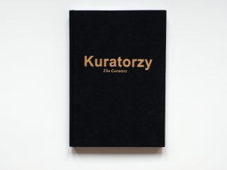 Czarna okładka książki oprawionej w płótno, na środku złoty napis Kuratorzy.