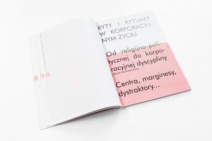 Otwarta książka, po lewej biała strona, z prawej białoróżowa z czarnym tekstem.