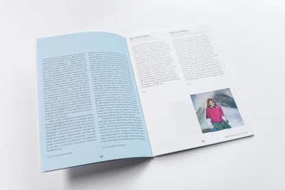 Otwarta książka z tekstem na obu stronach, po lewej małe zdjęcie kobiety w różowym swetrze.