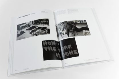 Na obu stronach otwartej książki trzy czarno białe fotografie.