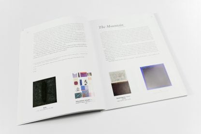 Otwarta książka, na obu strona w dolnej części kolorowe fotografie.