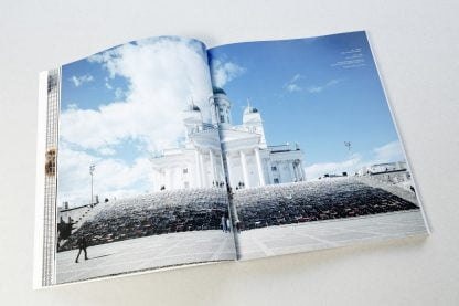 Na obu stronach otwartej książki zdjęcie białego budynku z kolumnami i kopułami na tle błękitnego nieba.