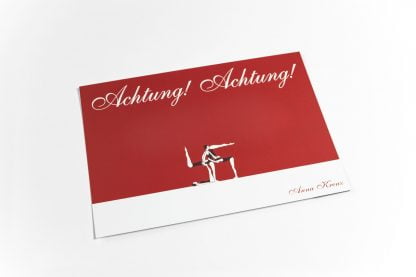 Na czerwonym tle napis Achtung! Achtung! Poniżej cztery narysowane gimnastyczki.