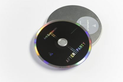 Czarna płyta CD z napisami na okrągłym metalowym opakowaniu.