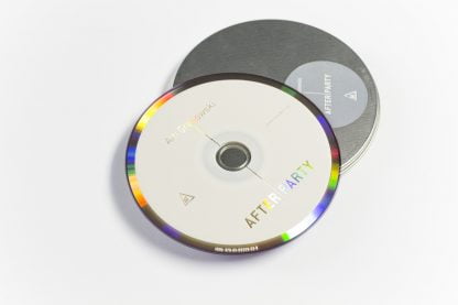 Biała płyta CD z napisami na okrągłym metalowym opakowaniu.