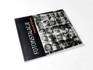 Czarna okładka książki, z fotografiami twarzy i białym napisem z boku: Fotoinstalacje.