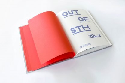 Otwarta książka, z lewj czerwone strony, z prawej tytuł na białym tle.
