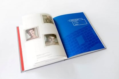 Otwarta książka, z lewej trzy fotografie kobiety z prawej niebieska strona z białym napisem.
