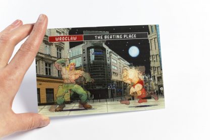 Dłoń trzymająca trójwymiarową pocztówkę z rysunkowymi postaciami z komiksu