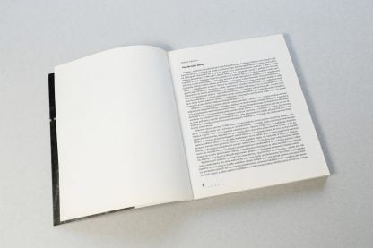Otwarta książka, po prawej stronie tekst, lewa pusta, biała.