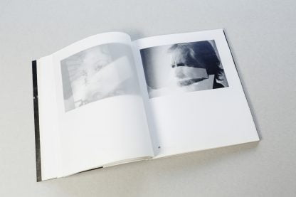 Otwarta książka z czarno-białymi zdjęciami.