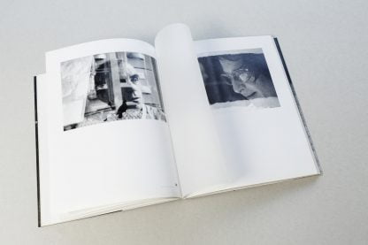 Otwarta książka, po lewej czarno-białe zdjęcie mężczyzny, po prawej kobiety w okularach