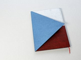 Biało-czerwona okładka książki z niebieskim trójkątem.