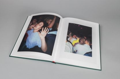 Otwarta książka, na obu stronach zdjęcia tańczących ludzi w tłumie.
