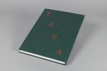Tył książki, zielona okładka, po skosie pomarańczowy napis drukowanymi literami: YAGA.