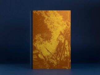 Okładka książki Keiko Nomury. Złoto-pomarańczowe płomienie ogniska.