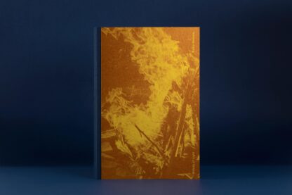 Okładka książki Keiko Nomury. Złoto-pomarańczowe płomienie ogniska.