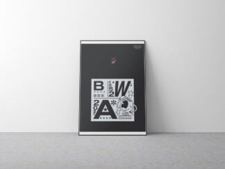 Oparty o ścianę, oprawiony w ramę czarno biały plakat. W dolnej części duże litery BWA, 1952 i 2022.