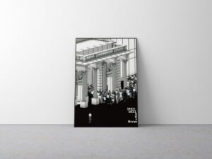 Oparty o ścianę, oprawiony w ramę biało czarny plakat. Kolejka ludzi przed wejściem do galerii.